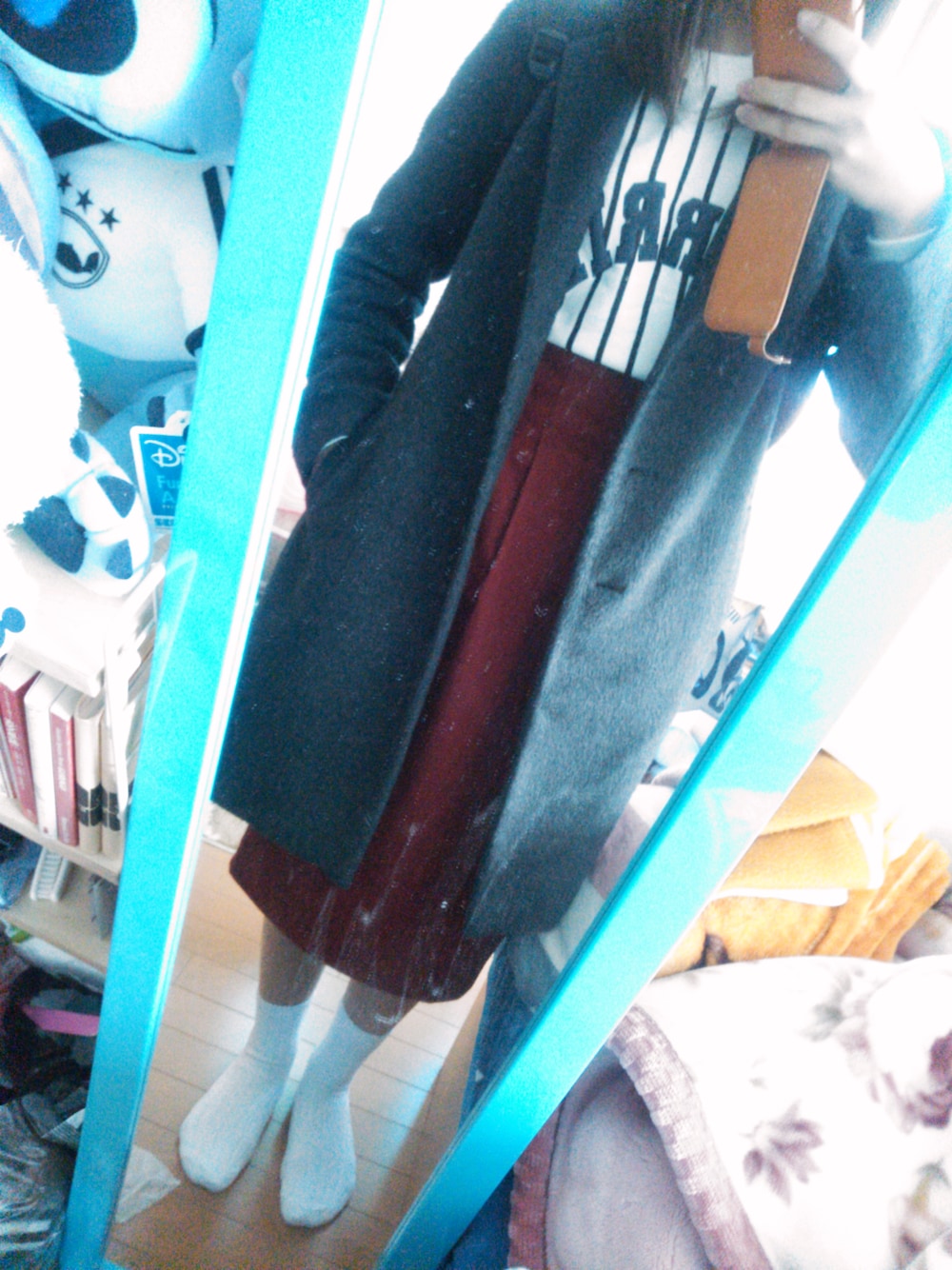 レッド系のスカート、グレー系のジャケット/アウターを着用したレディースの春コーディネートの1枚目の写真