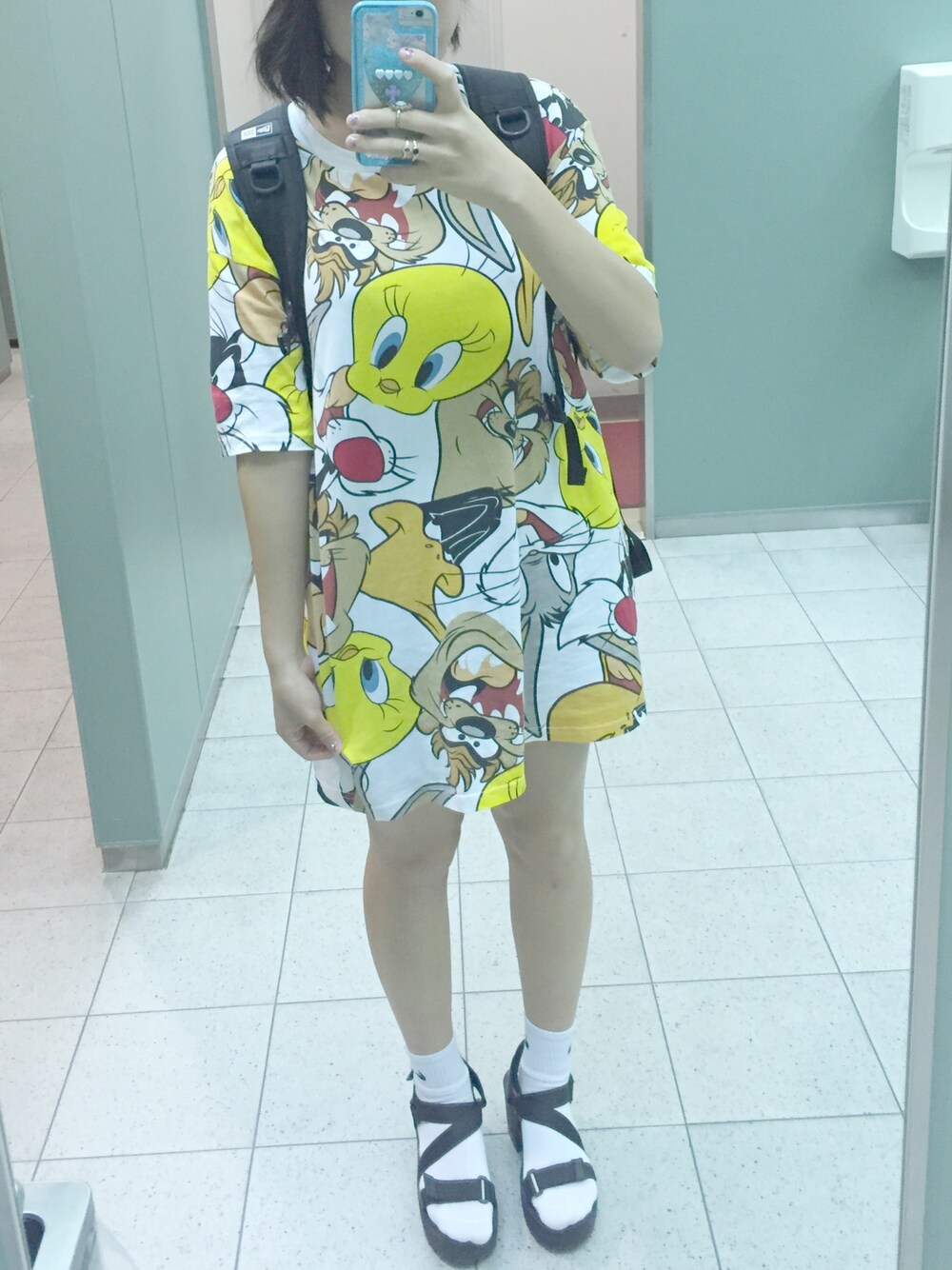 「メンズ」｜「H&Mのアイテム（Tシャツ/カットソー、ホワイト系）」を使った、コバヤシ チヒロさん（レディース・163cm）の秋コーディネートの1枚目の写真