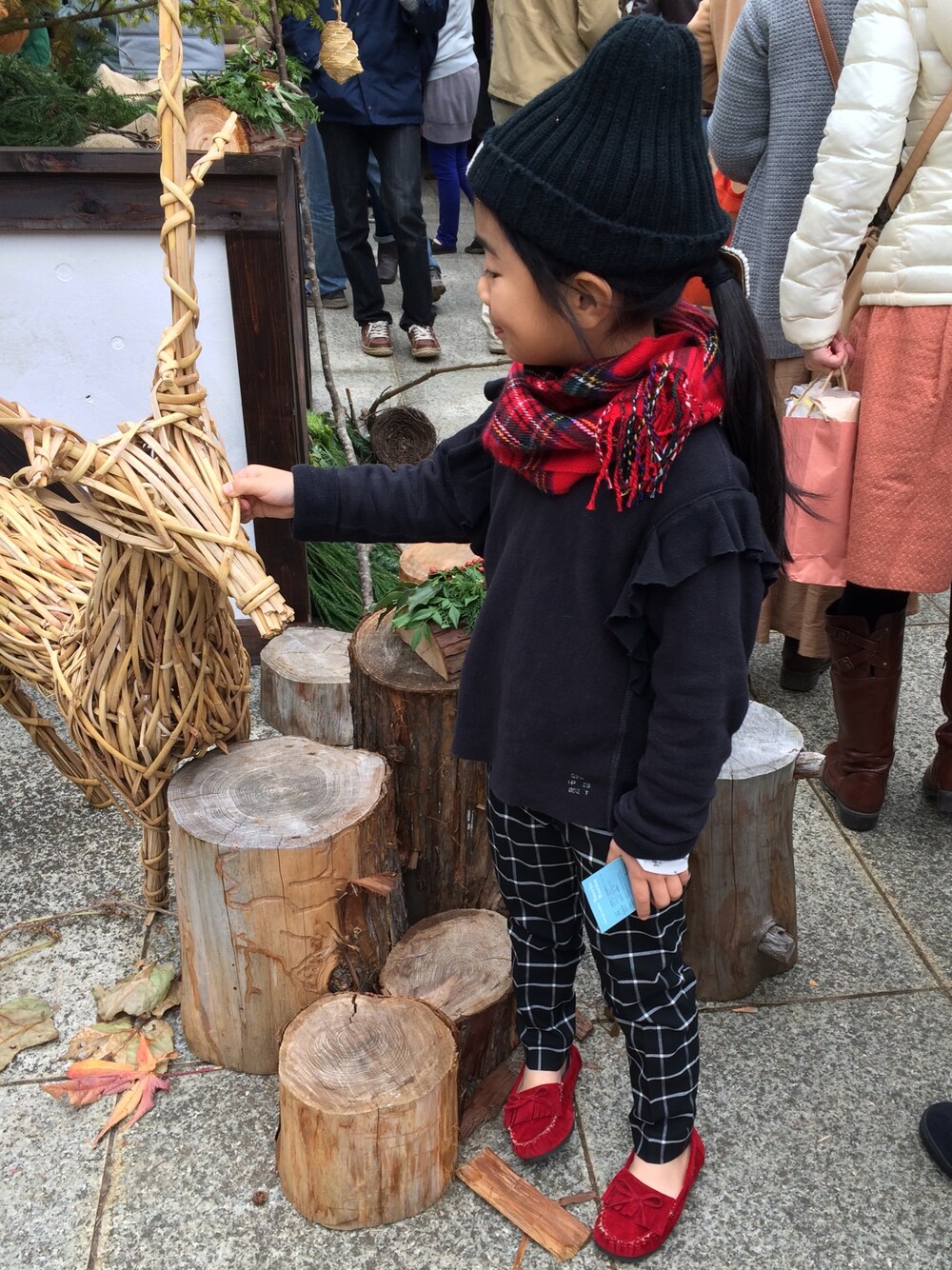 ブラック系のスウェット、ブラック系のその他パンツ、レッド系のモカシン/デッキシューズを着用したキッズの秋コーディネートの1枚目の写真