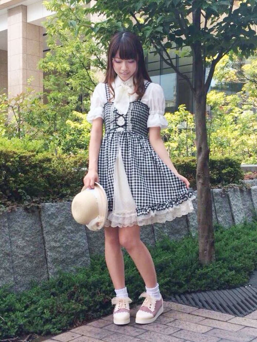 ピンク系のパンプス、ホワイト系のシャツ/ブラウス、ブラック系のチュニックを着用したレディースの夏コーディネートの1枚目の写真