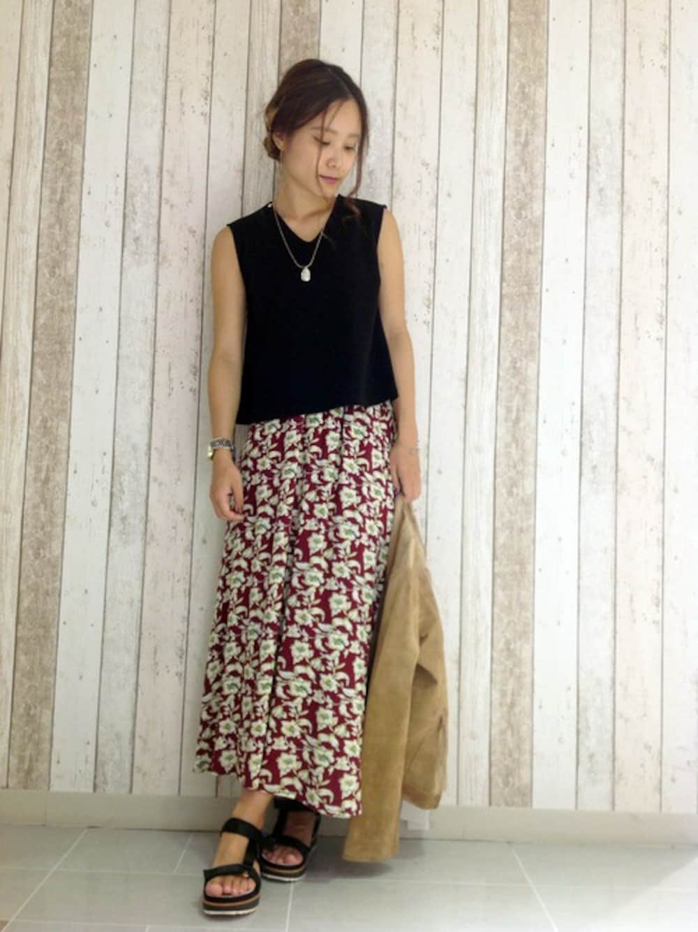 ブラック系のTシャツ/カットソー、レッド系のスカートを着用したレディースの夏コーディネートの1枚目の写真