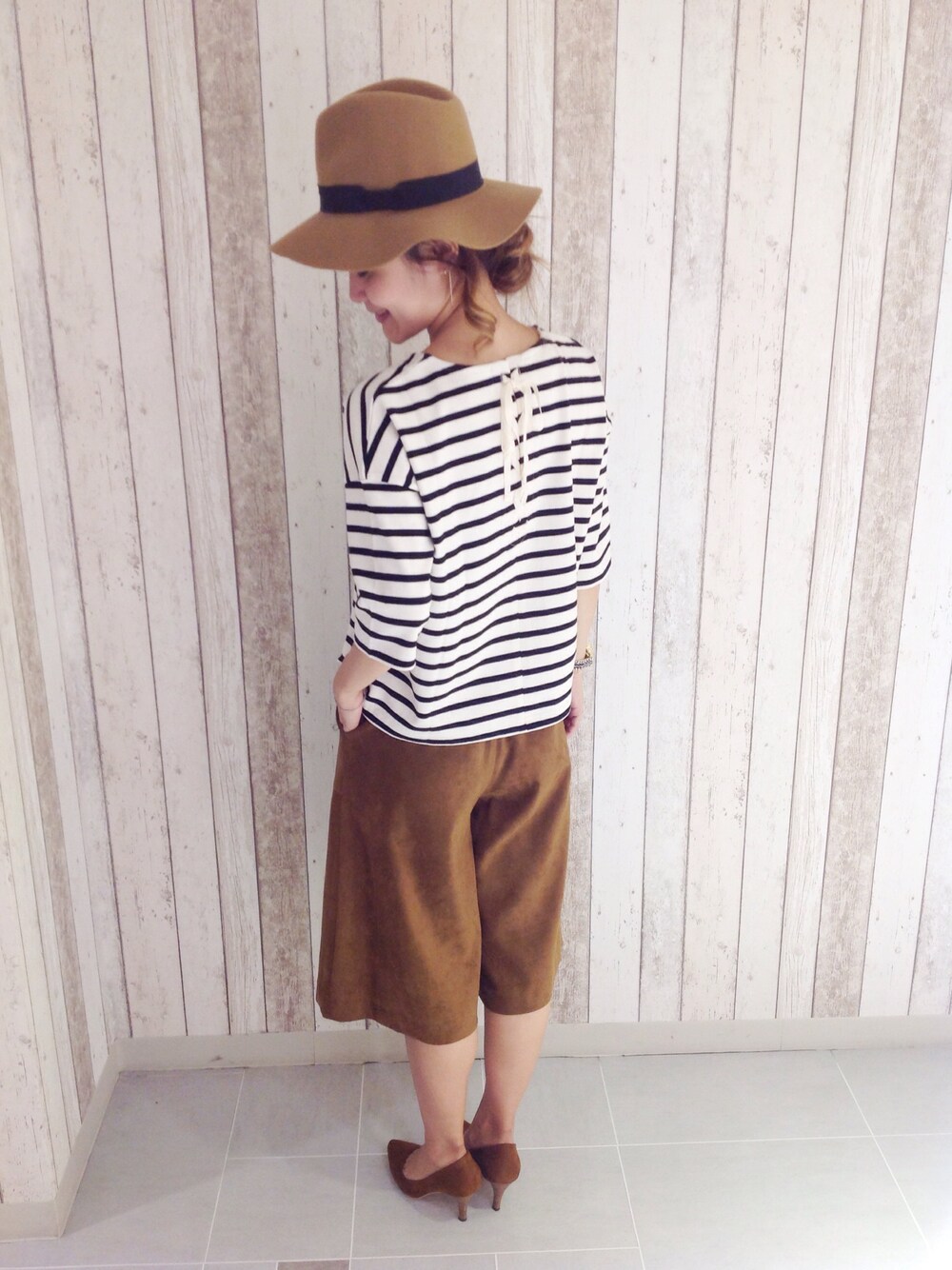 ホワイト系のTシャツ/カットソー、ベージュ系のパンプス、ベージュ系のハットを着用したレディースの夏コーディネートの1枚目の写真