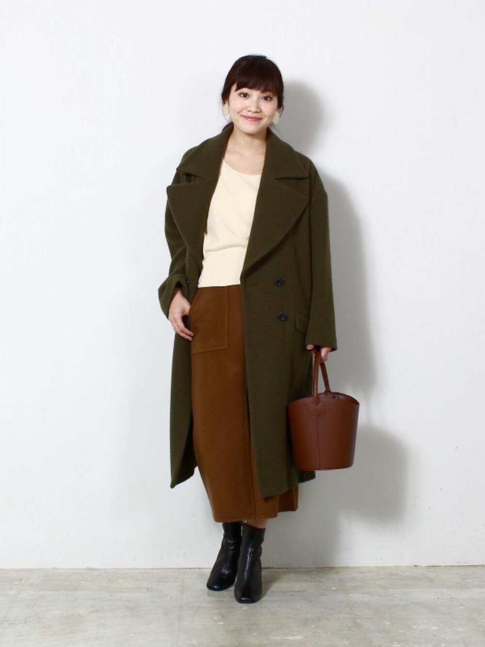 「大人カジュアル、 きれいめカジュアル、 カジュアルコーデ、Demi-luxe BEAMS、 秋コーデ、 キレイめ、 冬、 冬コーデ、MAISON VINCENT」｜「Demi-Luxe BEAMSのDemi-Luxe BEAMS / ダブルブレストコート（チェスターコート、グリーン系）」を使った、Demi-Luxe BEAMSさん（レディース・160cm）の秋コーディネートの1枚目の写真