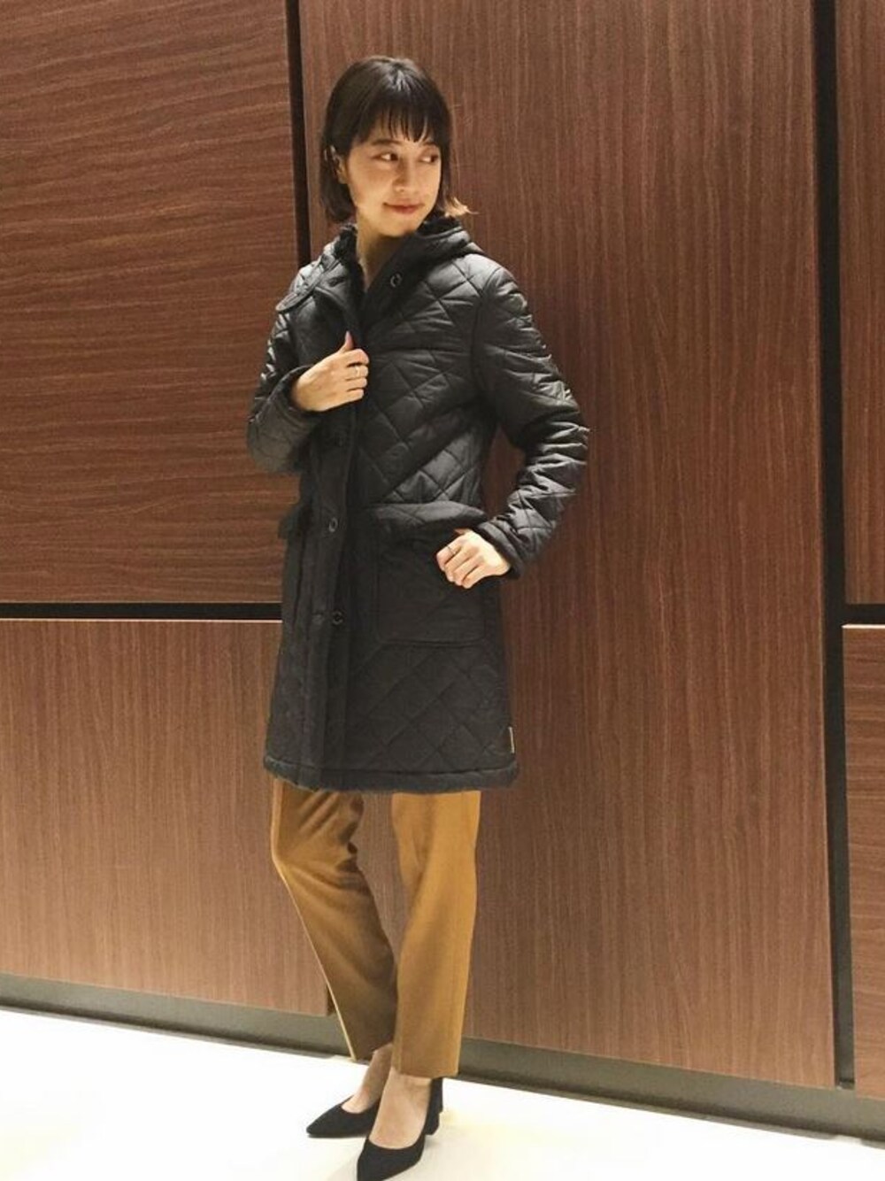 「コート、大人カジュアル、 黒、きれいめカジュアル、Traditional Weatherwear、Demi-luxe BEAMS、 秋コーデ、 キレイめ、 冬、 冬コーデ」｜「Demi-Luxe BEAMSの【4サイズ展開】Demi-Luxe BEAMS / ウールサテンクロップドパンツ（その他パンツ、レッド系）」を使った、Demi-Luxe BEAMSさん（レディース・158cm）の秋コーディネートの1枚目の写真
