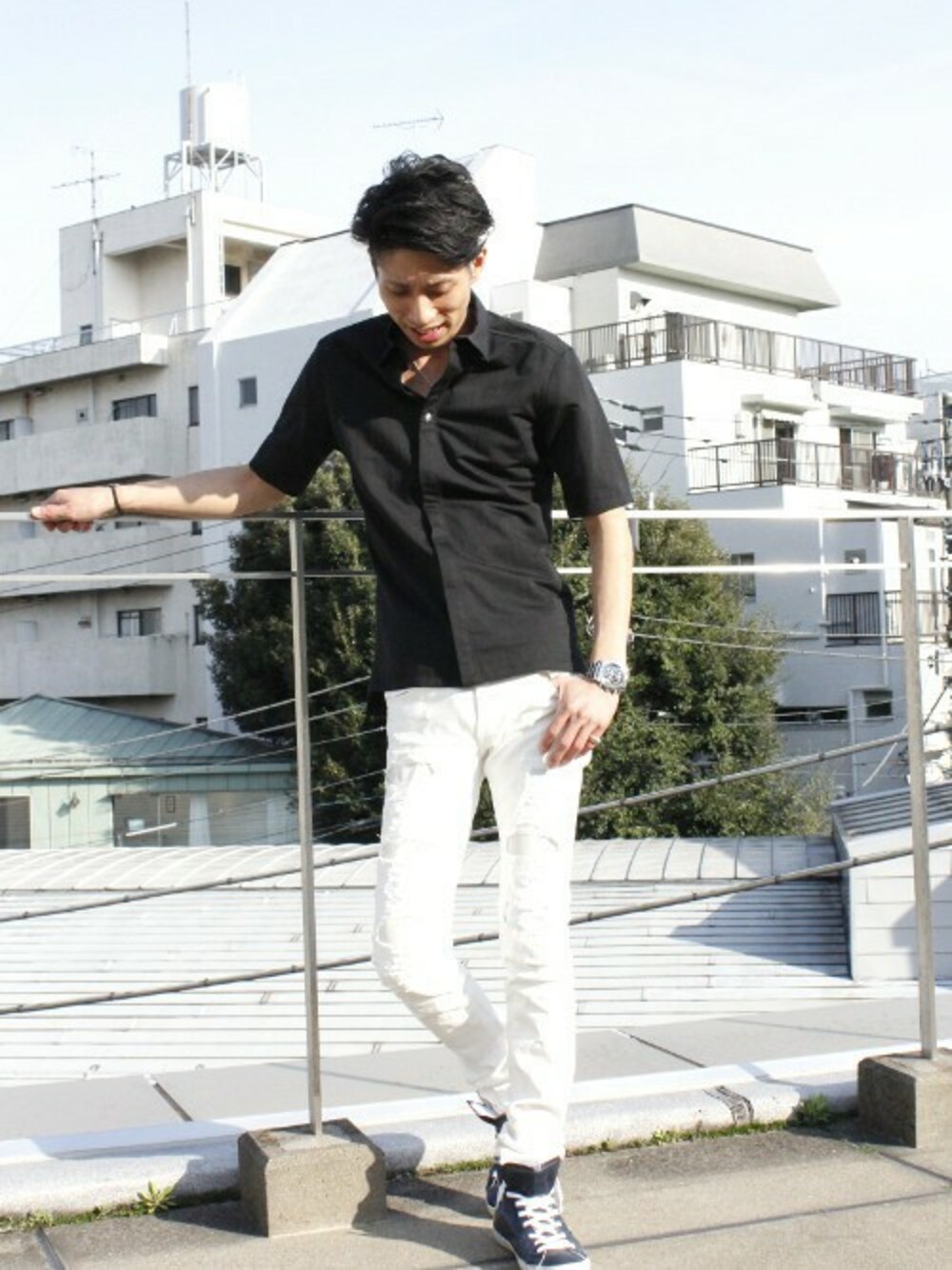 「ジャージ、黒シャツ、kiryuyrik 、半袖シャツ、キリュウキリュウ」｜「kiryuyrikのSilverButtomShortSleeveShirts（シャツ/ブラウス、ブラック系）」を使った、kiryuyrikさん（メンズ・173cm）の夏コーディネートの1枚目の写真