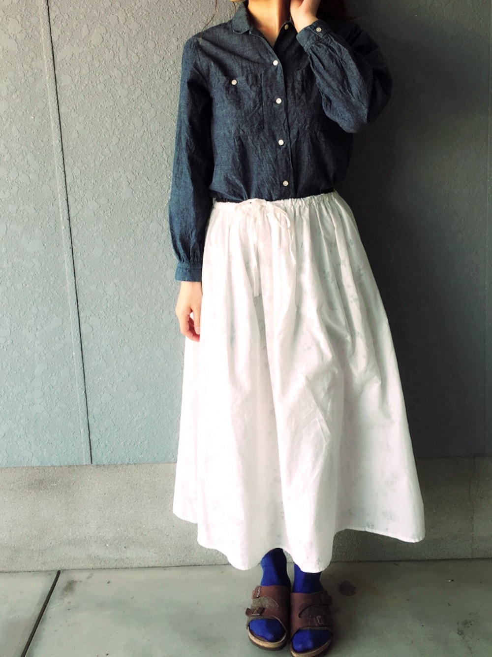 「大人カジュアル、ootd、雨の日コーデ、デニム、ホワイト、birkenstock、青ソックス、デニムシャツ、ロングスカート、アクセサリー」｜「もらいもののアイテム（シャツ/ブラウス、ブルー系）」を使った、manureさん（レディース・163cm）の夏コーディネートの1枚目の写真