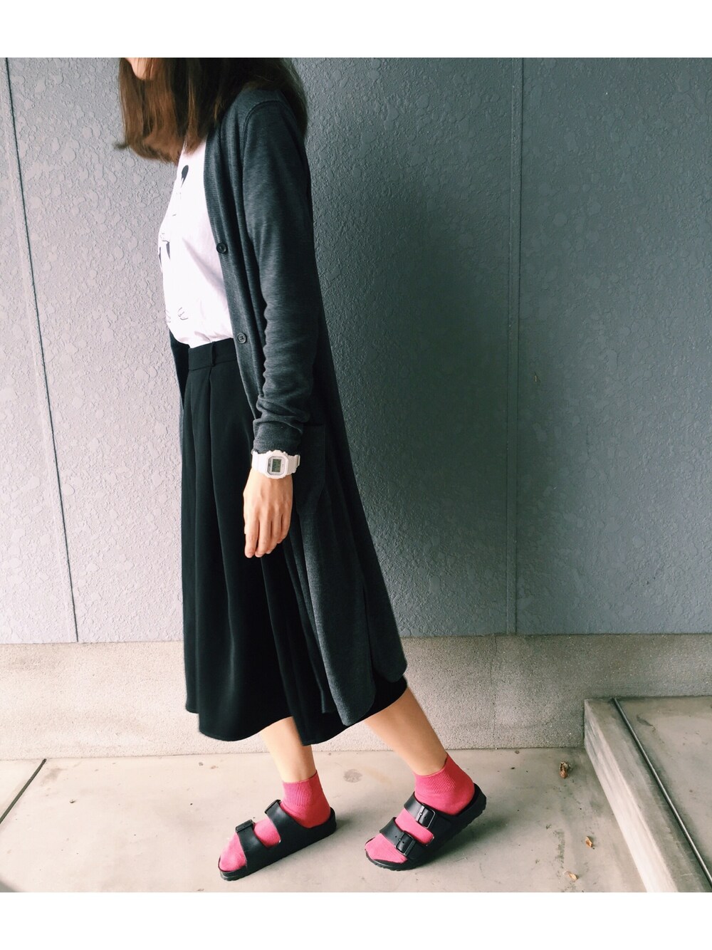 「大人カジュアル、ootd、デニム、ホワイト、Tシャツ、スポーツサンダル、birkenstock、Noritake、プリントT、パンツイン」｜「UNIQLOのアイテム（カーディガン/ボレロ、グレー系）」を使った、manureさん（レディース・163cm）の夏コーディネートの1枚目の写真