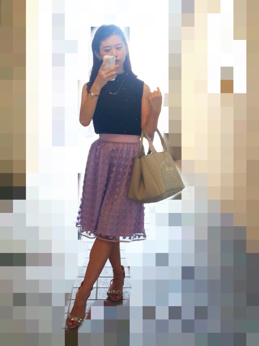 パープル系のスカート、ピンク系のサンダル、グレー系のトートバッグを着用したレディースの夏コーディネートの1枚目の写真
