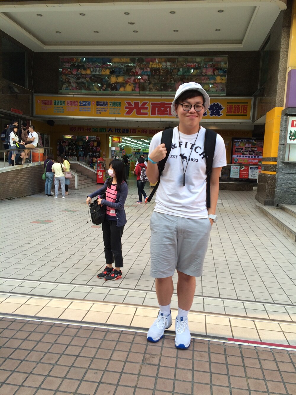 「white、street、streetfashion、school、Abercombie&Fitch、stussy、PortFreemans、NET、Champion、AIR JORDAN」｜「STUSSYのアイテム（ハット、ホワイト系）」を使った、진일상さん（メンズ・175cm）の春コーディネートの1枚目の写真