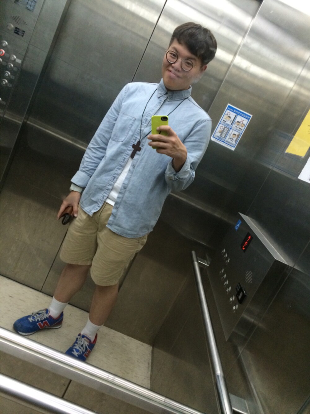 「H&M、HOLLISTER、Champion、New Balance、summer、street、streetfashion、white、blue、hot」｜「H&Mのアイテム（シャツ/ブラウス、ブルー系）」を使った、진일상さん（メンズ・175cm）の夏コーディネートの1枚目の写真