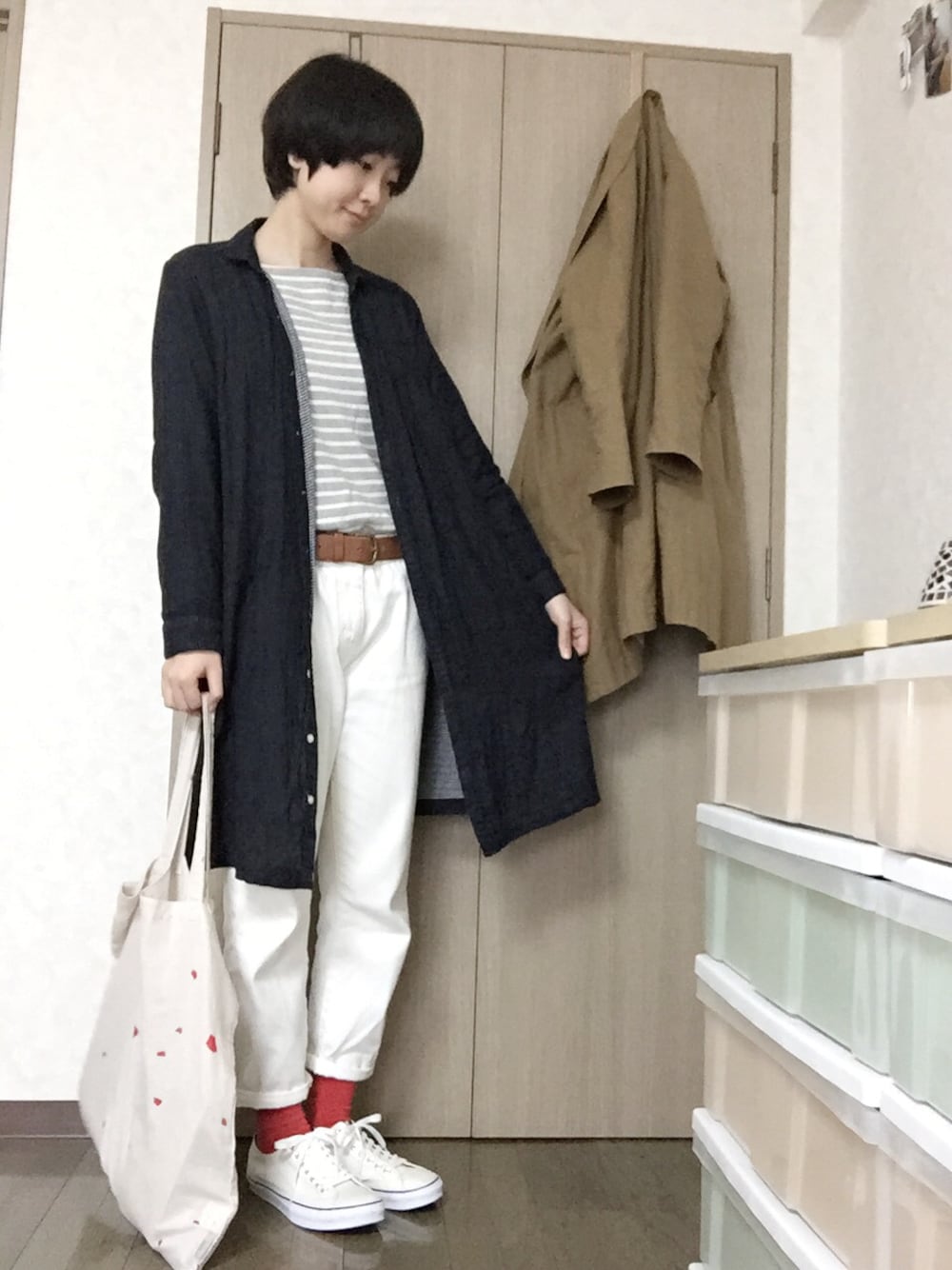 その他のシャツ/ブラウス、ホワイト系のその他パンツ、グレー系のTシャツ/カットソーを着用したレディースの春コーディネートの1枚目の写真