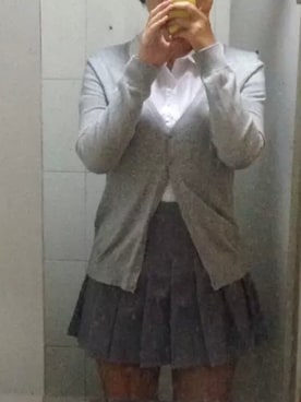 「H&M（エイチ・アンド・エム）のアイテム（カーディガン/ボレロ、グレー系）」を使った、何梁水さん（レディース・172cm）の春コーディネート