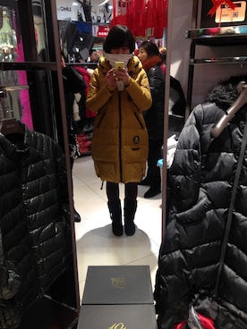 「波司登のアイテム（ダウンジャケット/コート、オレンジ系）」を使った、何梁水さん（レディース・172cm）の春コーディネート