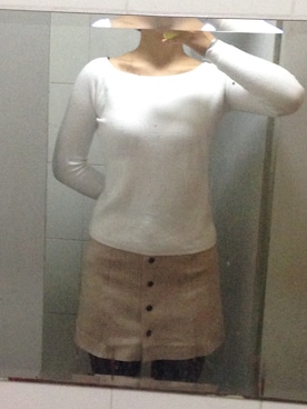 「ACANのアイテム（ニット/セーター、ホワイト系）」を使った、何梁水さん（レディース・172cm）の春コーディネート