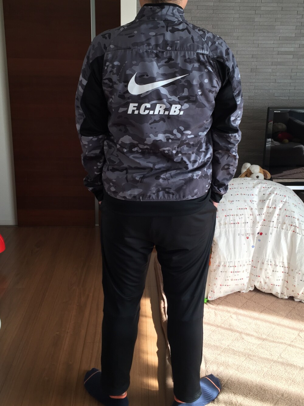 「SOPHNET.、uniform experiment、F.C.R.B.、F.C.Real Bristol、black」｜「F.C.R.B.のアイテム（ナイロンジャケット、ブラック系）」を使った、ひろぴーさん（メンズ・175cm）の冬コーディネートの1枚目の写真