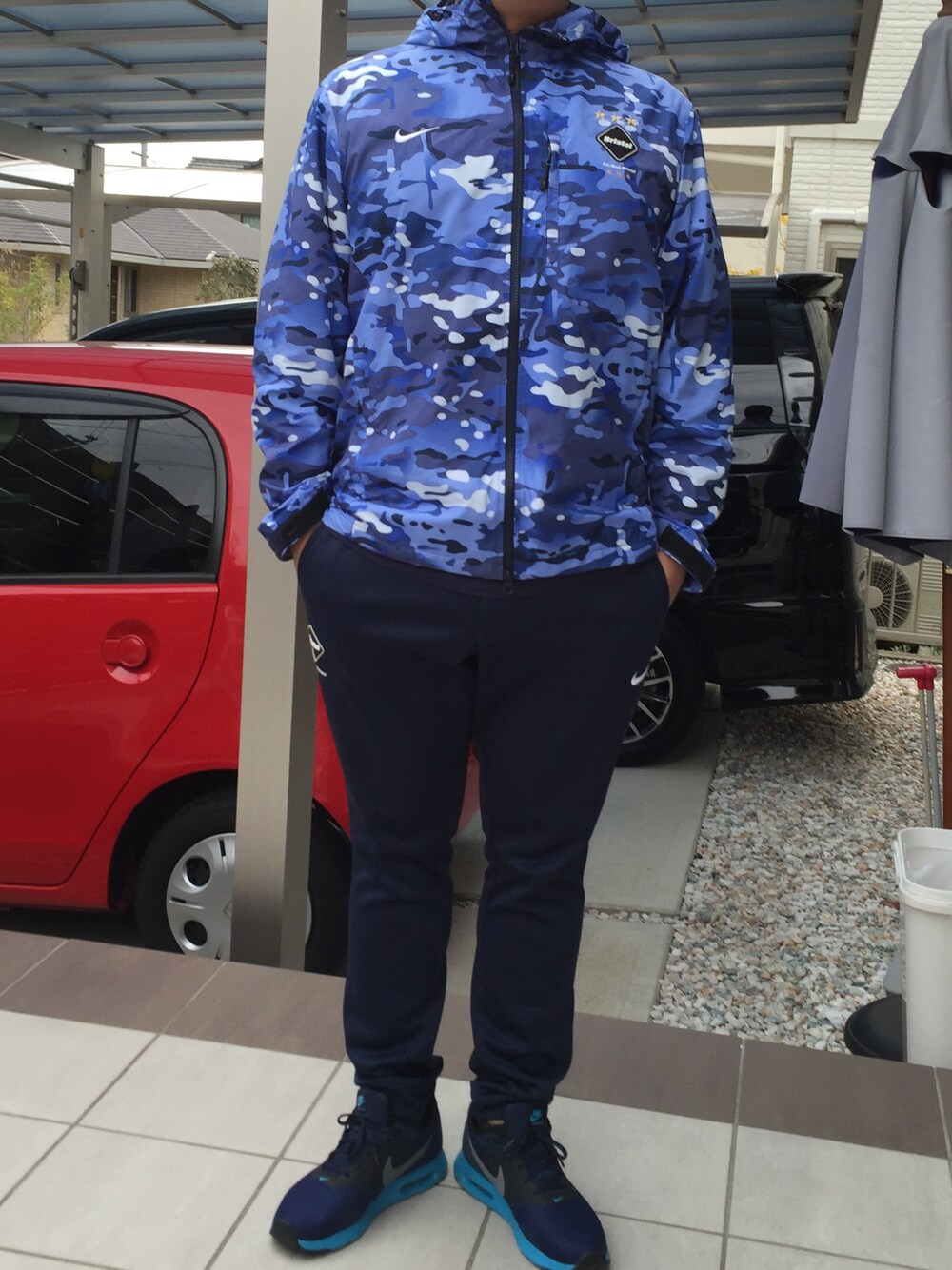 「F.C.R.B.、SOPHNET.、uniform experiment、NIKE、迷彩、スウェットパンツ」｜「F.C.R.B.のアイテム（ナイロンジャケット、ブルー系）」を使った、ひろぴーさん（メンズ・175cm）の冬コーディネートの1枚目の写真