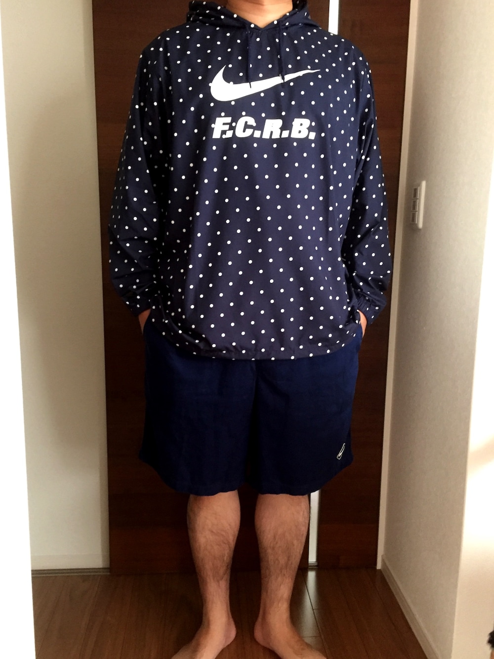 「FCRB、F.C.Real Bristol、SOPHNET.、uniform experiment、ブリストル、ドット、ネイビー、着心地抜群、6月なのに寒い」｜「F.C.R.B.のアイテム（ナイロンジャケット、ブルー系）」を使った、ひろぴーさん（メンズ・175cm）の夏コーディネートの1枚目の写真