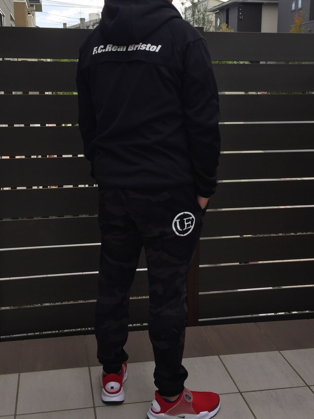 「SOPHNET.、uniform experiment、FCRB、F.C.R.B.、F.C.Real Bristol、NIKE、ソックダート、迷彩、スウェットパンツ」｜「F.C.R.B.のアイテム（ジャージ、ブラック系）」を使った、ひろぴーさん（メンズ・175cm）の秋コーディネートの1枚目の写真