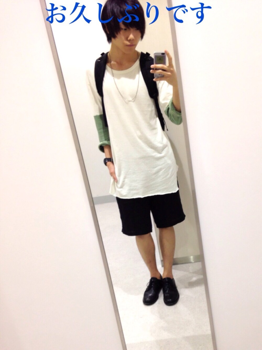 「黒リュック、ビッグT、ロングTシャツ、HARE、短パン、無地T、革靴、ネックレス、バックパック、ビッグシルエット」｜「n-sのBICOLOR LONG SLEEVE Tee（Tシャツ/カットソー、ホワイト系）」を使った、わみさん（メンズ・180cm）の夏コーディネートの1枚目の写真