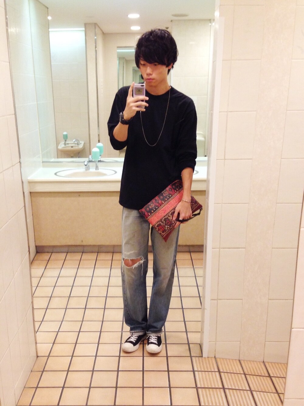 「ビッグT、ダメージデニムパンツ、ワイドパンツ、クラッチバッグ、ビッグシルエット」｜「別バージョンの別バージョン！（その他、その他）」を使った、わみさん（メンズ・180cm）の春コーディネートの1枚目の写真