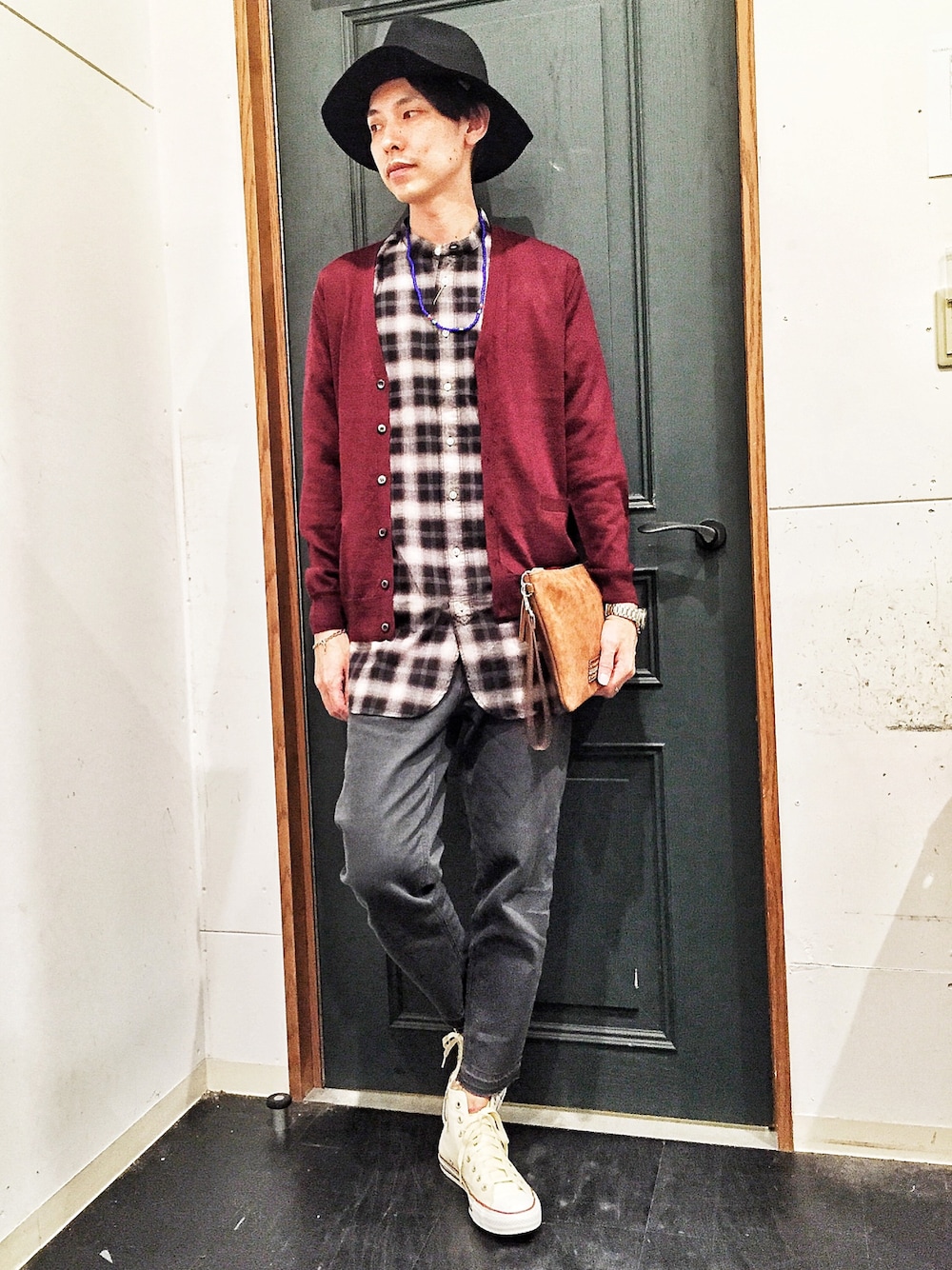 レッド系のニット/セーター、ブラック系のシャツ/ブラウス、ブルー系のデニムパンツを着用したメンズの夏コーディネートの1枚目の写真