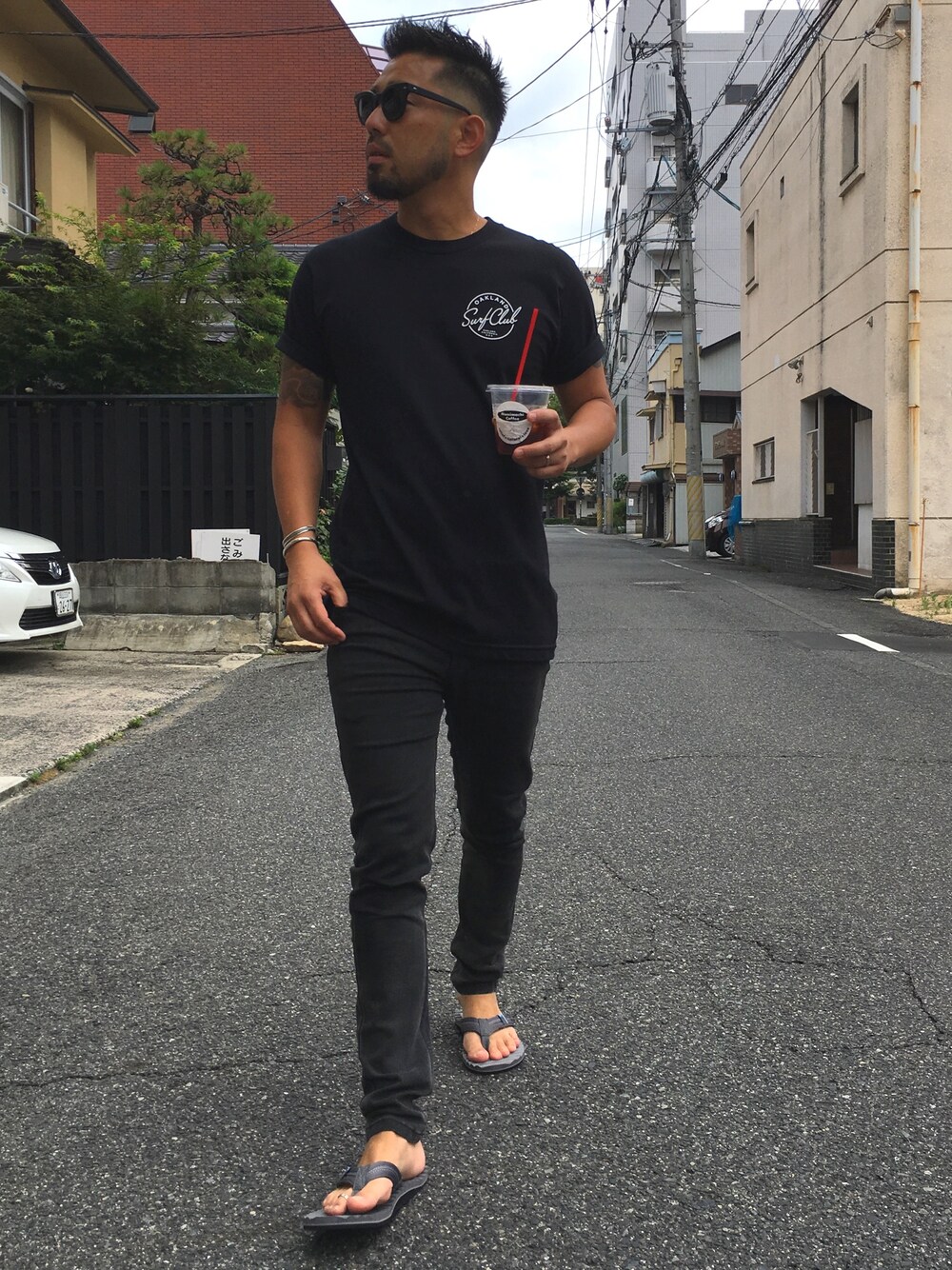 「oaklandsurfclub、AFENDS、EPOKHE、sundance、ブラック、ブラックデニム」｜「OAKLANDSURFCLUBのアイテム（Tシャツ/カットソー、ブラック系）」を使った、yuichiroさん（メンズ・170cm）の夏コーディネートの1枚目の写真