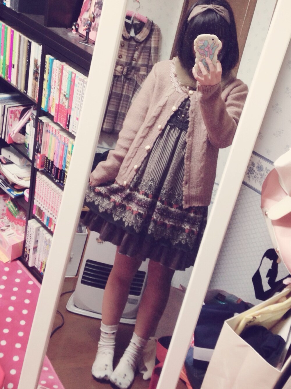 「ワンピース、カーディガン、ピンクカーディガン、axes、axes femme、カチューシャ」｜「axes femmeのアイテム（カーディガン/ボレロ、ピンク系）」を使った、ななこさん（レディース・152cm）の冬コーディネートの1枚目の写真