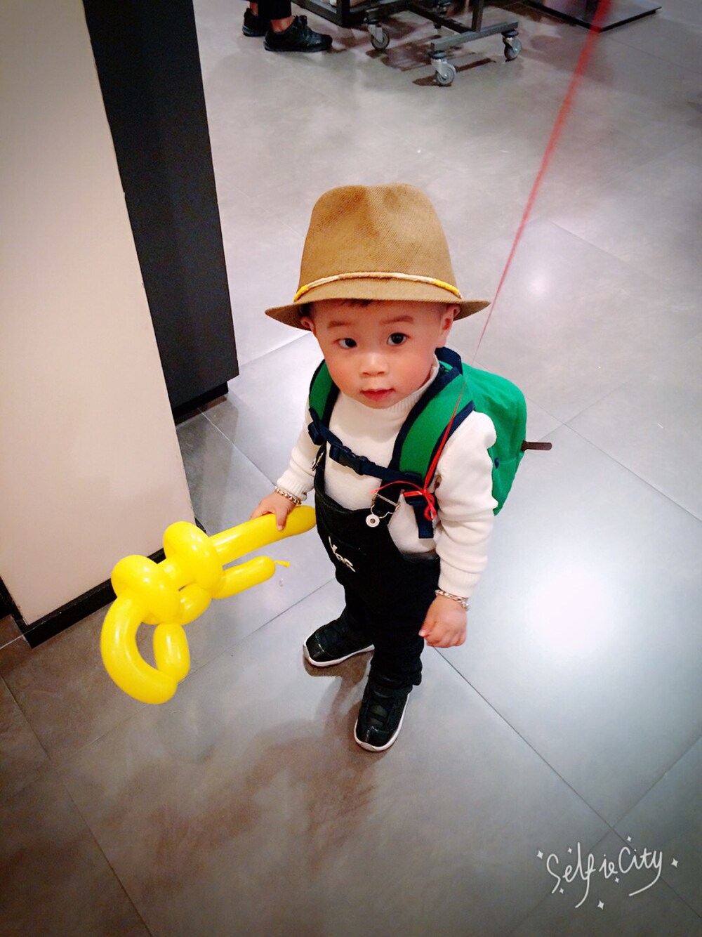 「ZARA KIDSのアイテム（キャップ、ベージュ系）」を使った、坴佧さん（キッズ・90cm）の春コーディネートの1枚目の写真