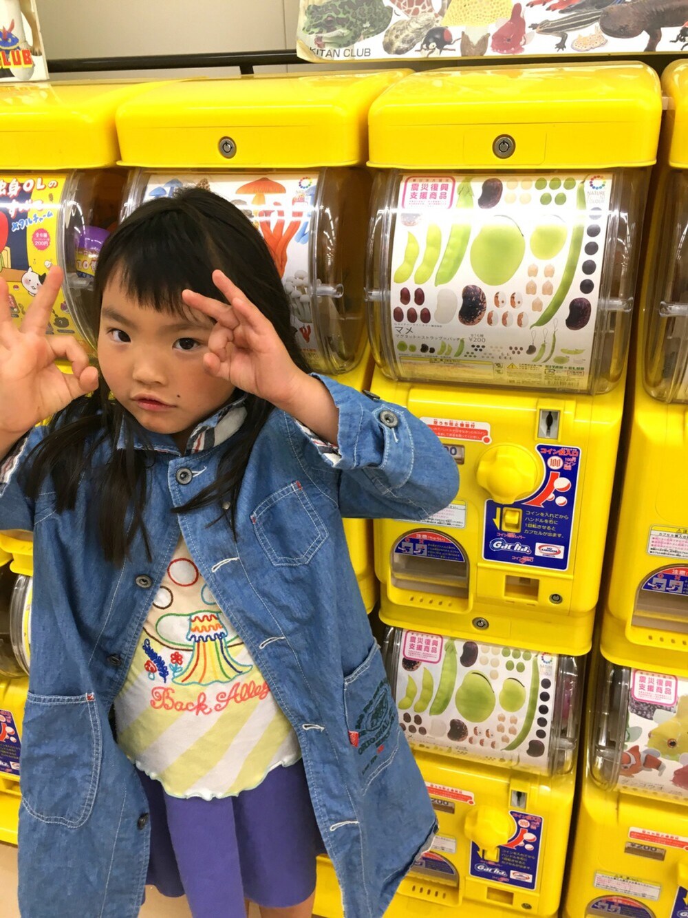 「BOOFOOWOO、ステンカラーコート、きのこ」｜「BOOFOOWOOのアイテム（ステンカラーコート、ブルー系）」を使った、YUNAchocoさん（キッズ・120cm）の夏コーディネートの1枚目の写真