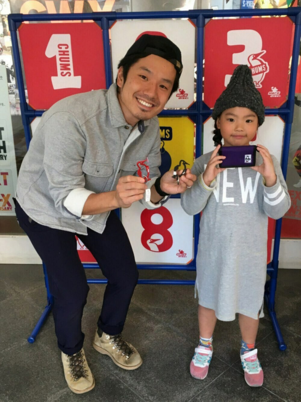 「BOOFOOWOO、ワンピース、ニューバランス、スニーカーコーデ、CHUMS、キッズファッション」｜「SHIPS for womenのアイテム（ニットキャップ/ビーニー、グレー系）」を使った、YUNAchocoさん（キッズ・120cm）の秋コーディネートの1枚目の写真