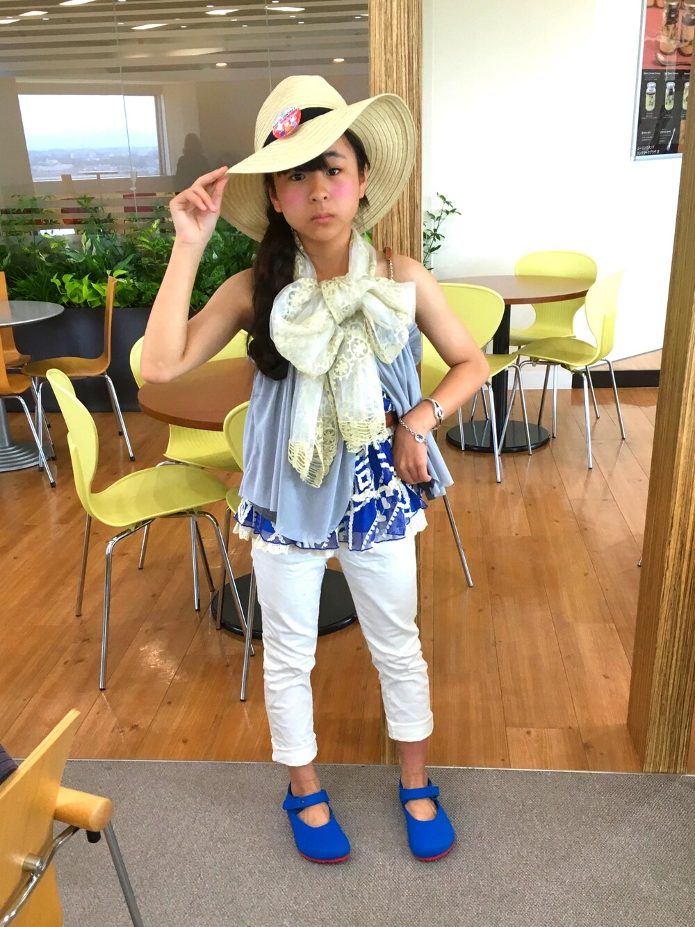 ブルー系のスカート、ホワイト系のその他パンツ、ブルー系のスニーカーを着用したキッズの夏コーディネートの1枚目の写真