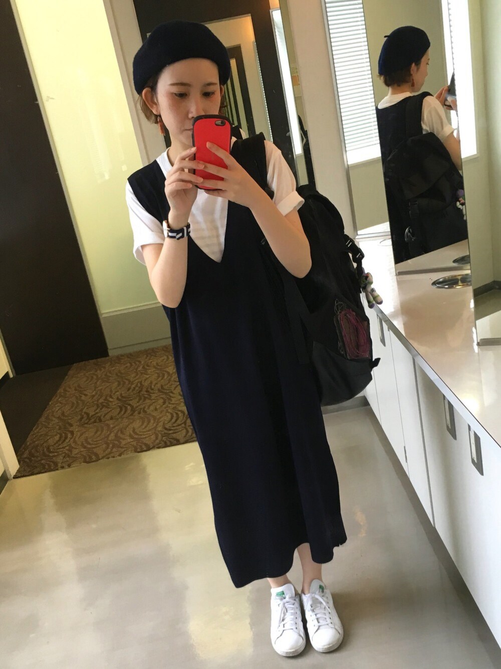 ホワイト系のTシャツ/カットソー、ブラック系のバックパック/リュック、ホワイト系のスニーカーを着用したレディースの春コーディネートの1枚目の写真