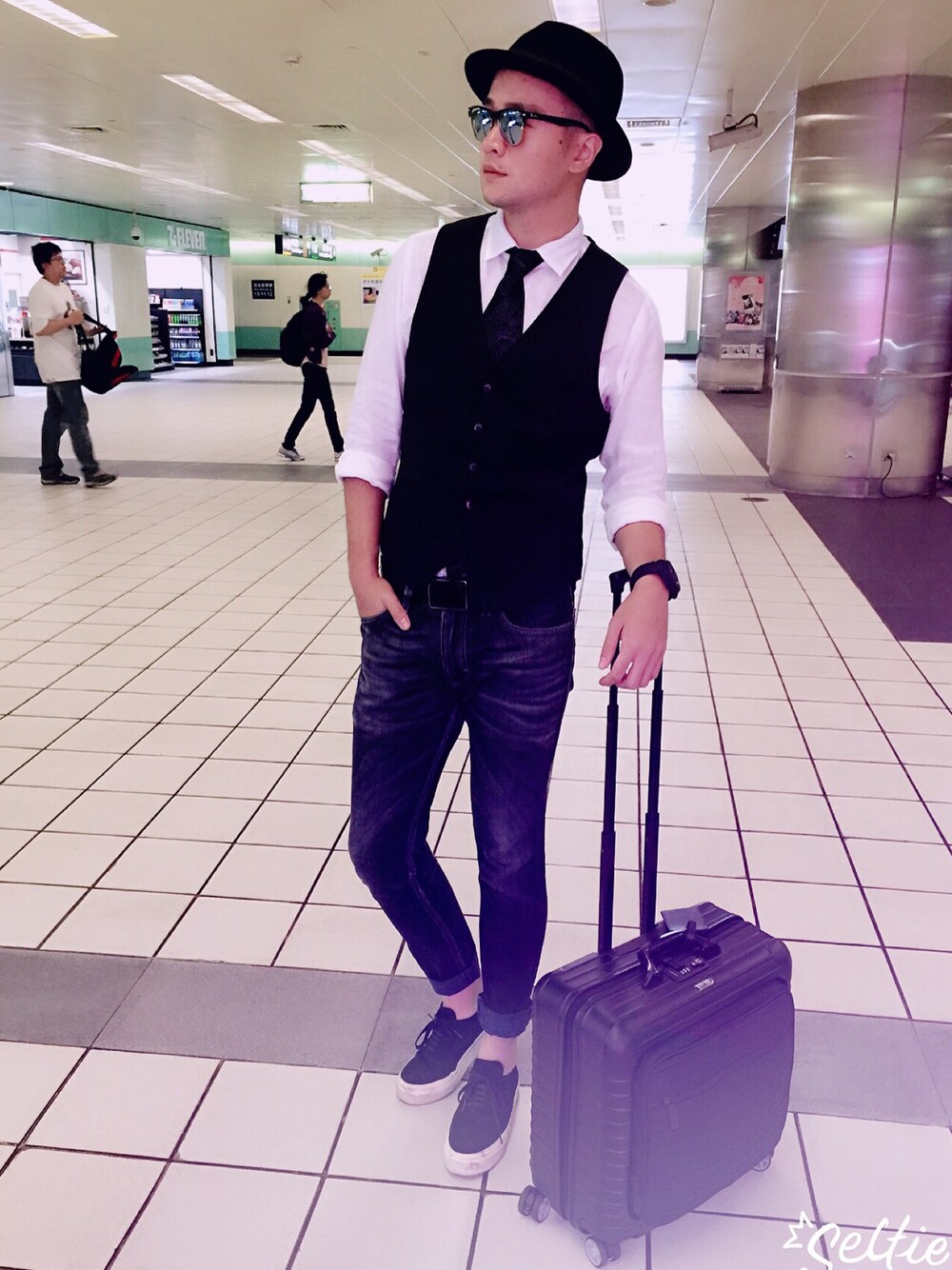 「DIESELのアイテム（デニムパンツ、ブラック系）」を使った、Gunther Chen さん（メンズ・185cm）の冬コーディネートの1枚目の写真