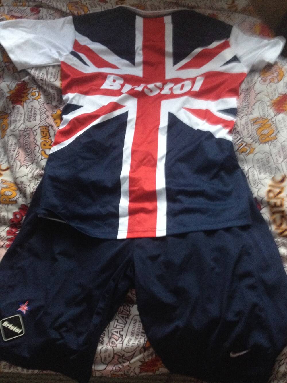 シルバー系のリングを着用したメンズの夏コーディネートの1枚目の写真