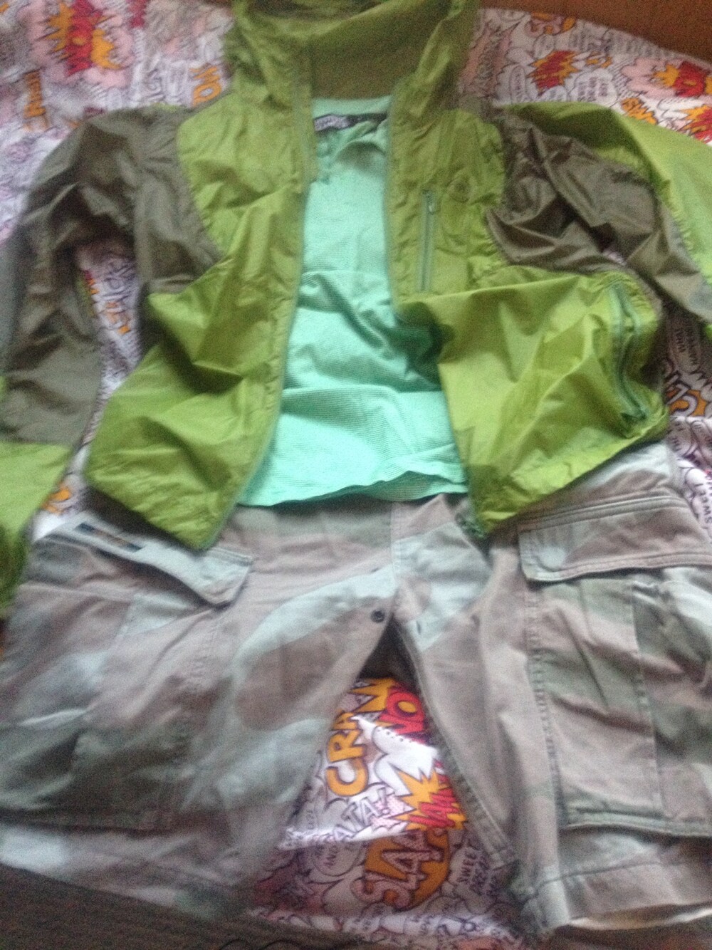 シルバー系のリングを着用したメンズの秋コーディネートの1枚目の写真