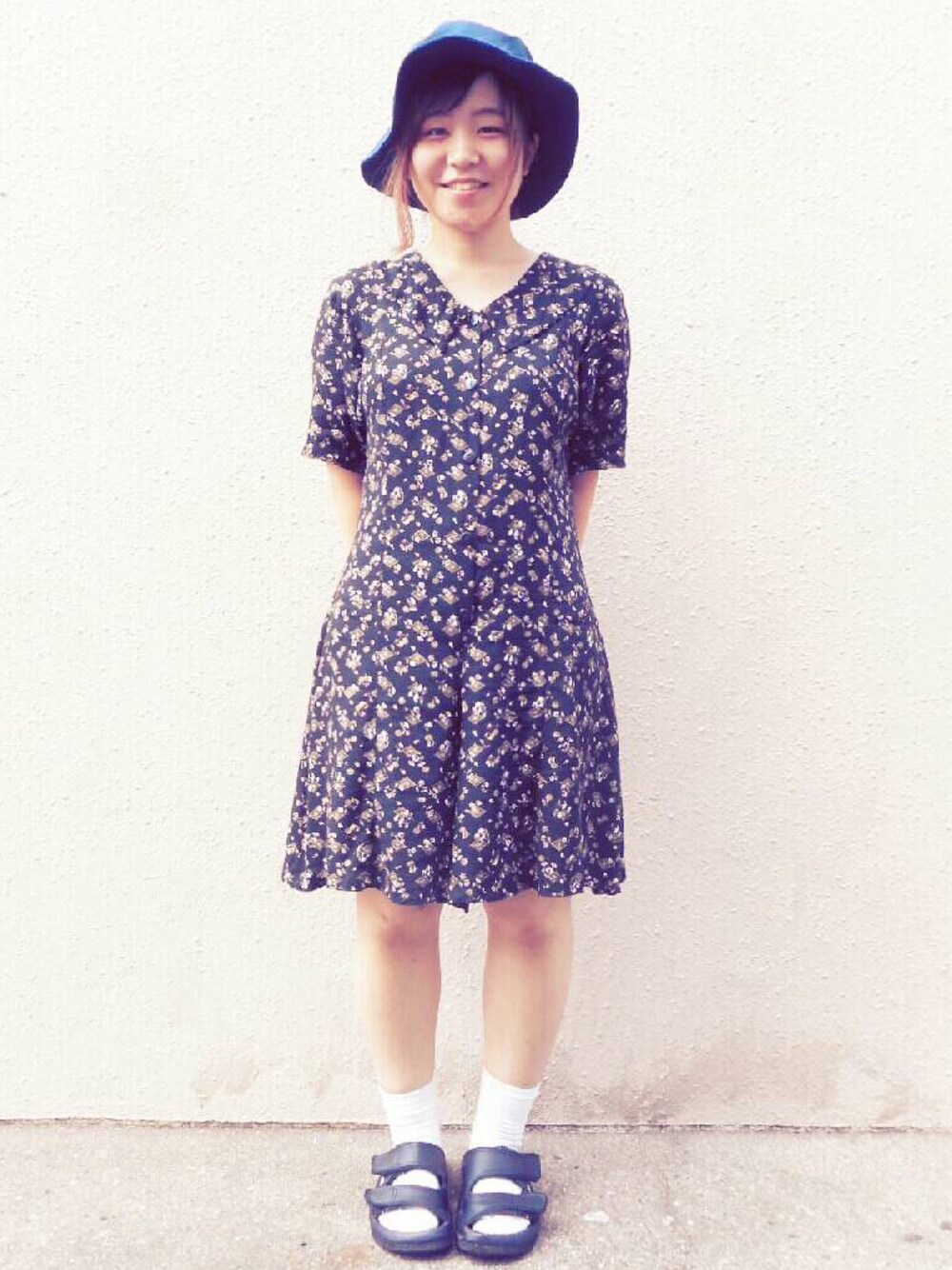 ブルー系のつなぎ/オールインワンを着用したレディースの夏コーディネートの1枚目の写真