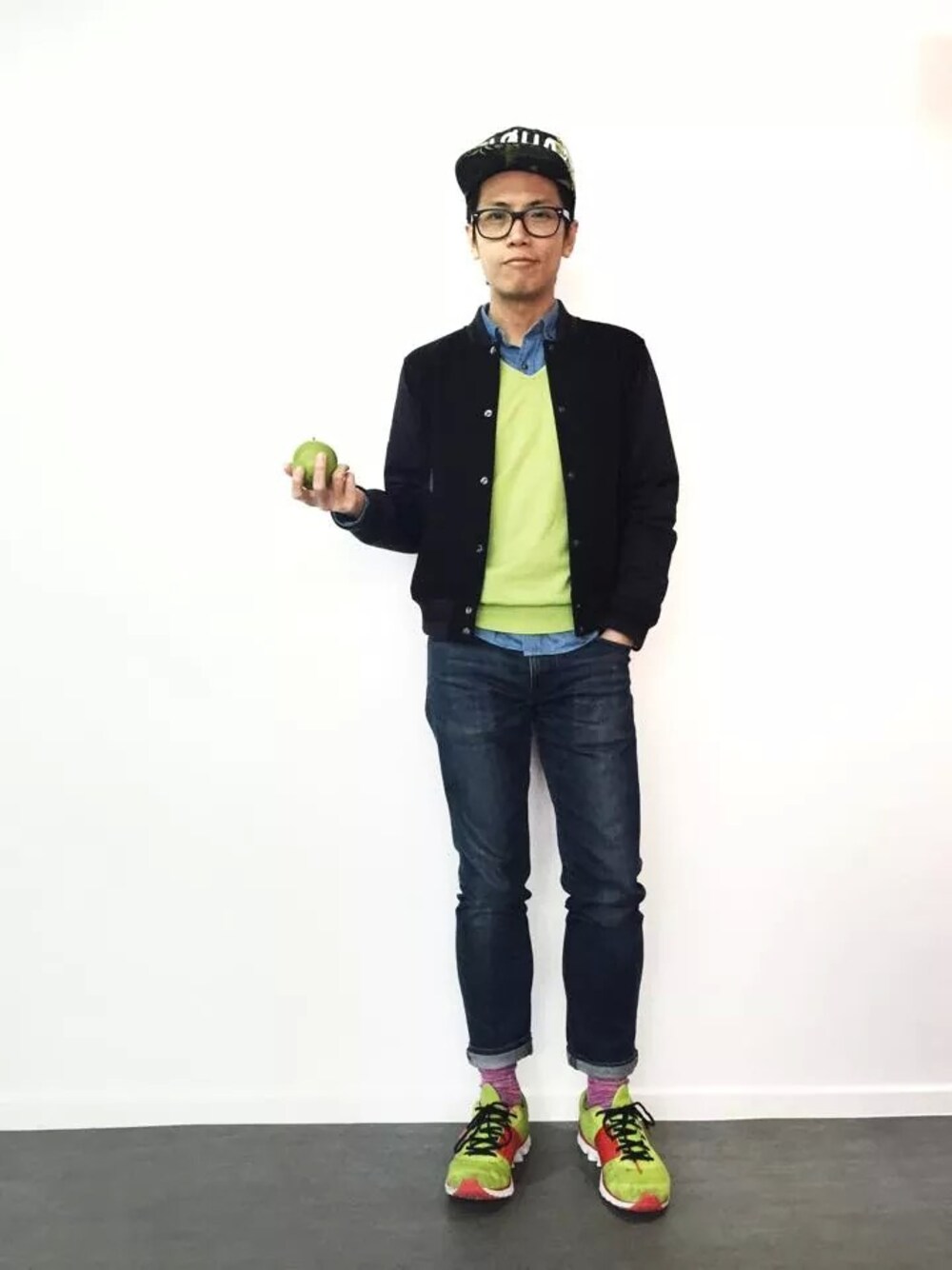 「Jeans #BaseballJacket」｜「UNIQLOのアイテム（スタジャン、ブルー系）」を使った、SoKamLamさん（メンズ・170cm）の冬コーディネートの1枚目の写真