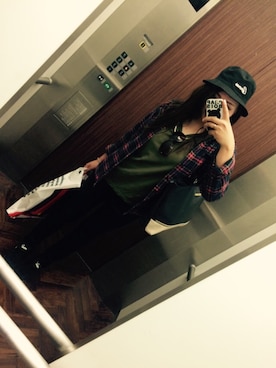 「ZARA（ザラ）のアイテム（Tシャツ/カットソー、グリーン系）」を使った、YUKI さん（レディース・165cm）の秋コーディネート