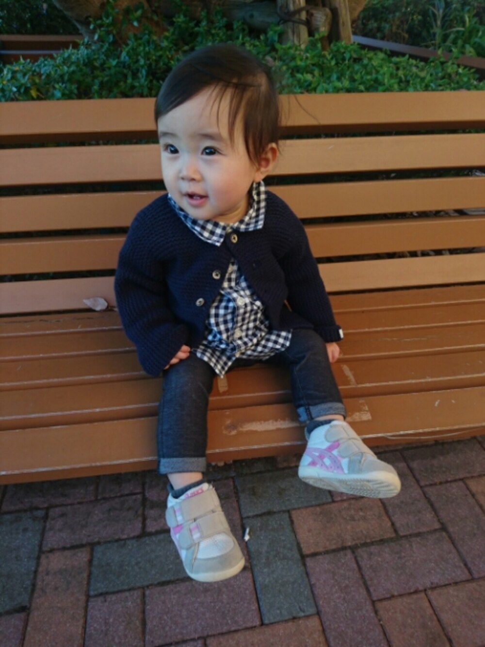 ブルー系のカーディガン/ボレロ、ブルー系のシャツ/ブラウス、ブラック系のパンツを着用したキッズの冬コーディネートの1枚目の写真