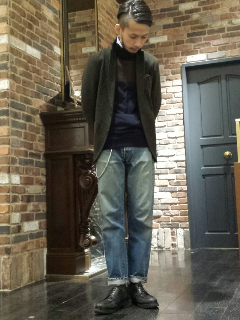 グリーン系のテーラードジャケット、ブルー系のニット/セーターを着用したメンズの冬コーディネートの1枚目の写真