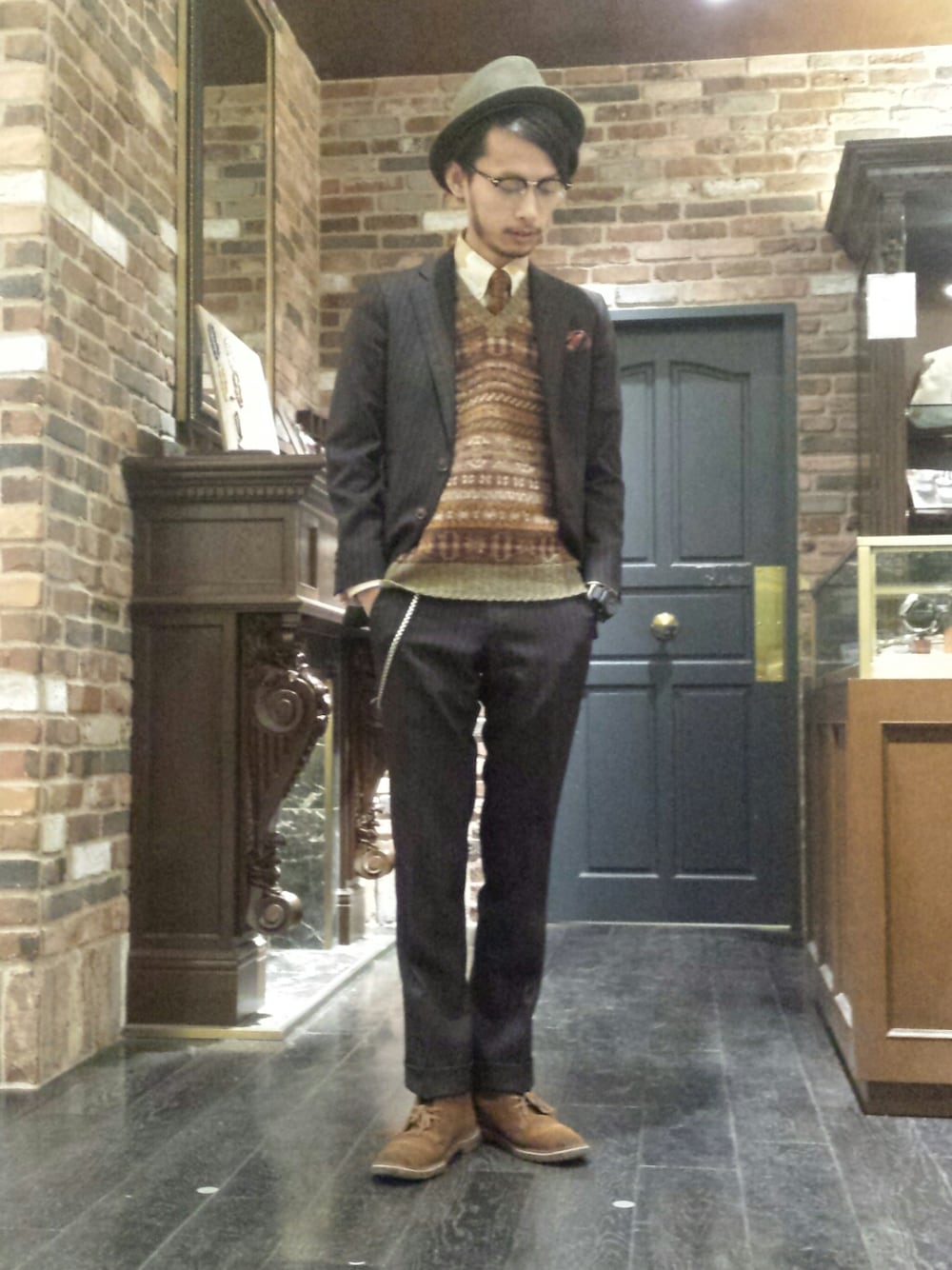 「ナノユニバース、Jamieson's、Steven Alan、shuron、SPITALFIELDS OF CLASSICS、Andrea D'Amico、clarks、スーツスタイル、AD56、ワントーンコーデ」｜「NANO universeのアイテム（セットアップ、ブラウン系）」を使った、窪田 孝之さん（メンズ・170cm）の冬コーディネートの1枚目の写真