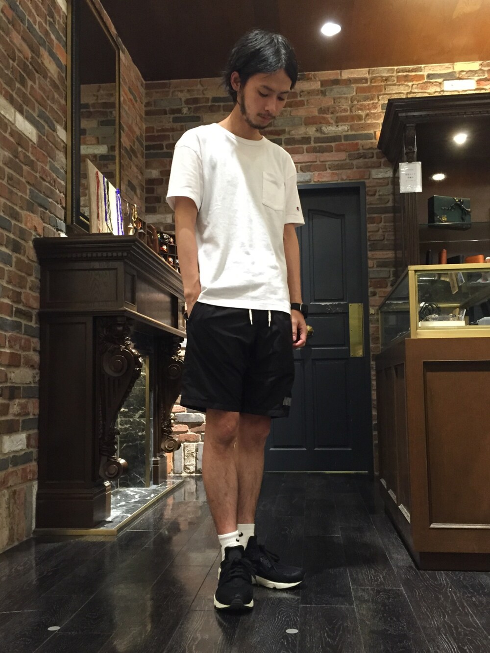 「ナノユニバース、Champion、LUMINOX、NIKE、エアハラチ、ハイテクスニーカー、白ソックス、ビッグT、ポケットＴシャツ、おそろいコーデ」｜「Championのchampion×nano･universe/ チャンピオン別注ロールアップBIG T（Tシャツ/カットソー、ホワイト系）」を使った、窪田 孝之さん（メンズ・170cm）の夏コーディネートの1枚目の写真