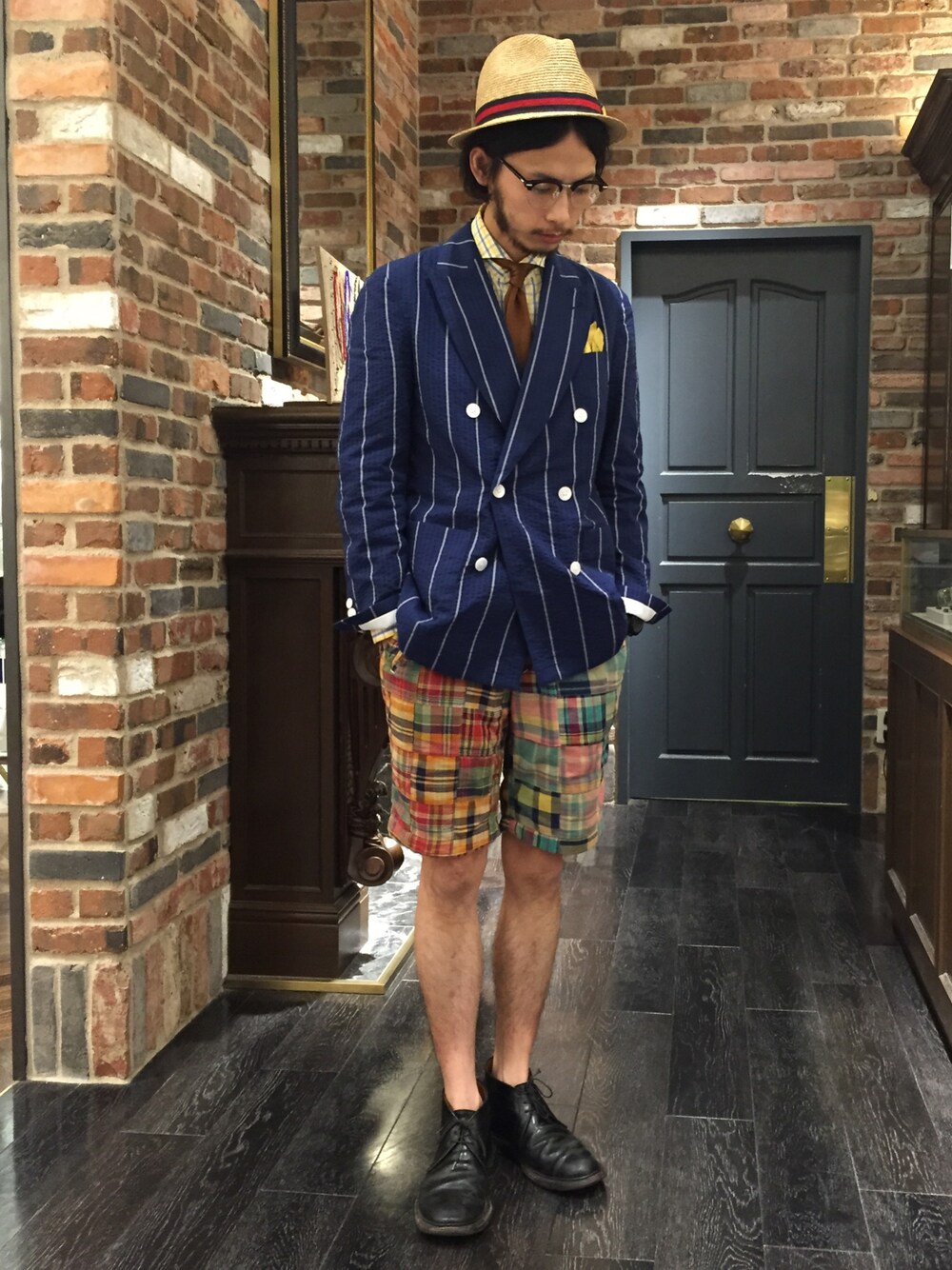 「ナノユニバース、nano・universe Library、ciname、SPITALFIELDS OF CLASSICS、TESI、shuron、ALDEN、パッチワーク、ストローハット、柄×柄」｜「NANO universeのカラーリネンチーフ（ハンカチ/ハンドタオル、イエロー系）」を使った、窪田 孝之さん（メンズ・170cm）の夏コーディネートの1枚目の写真