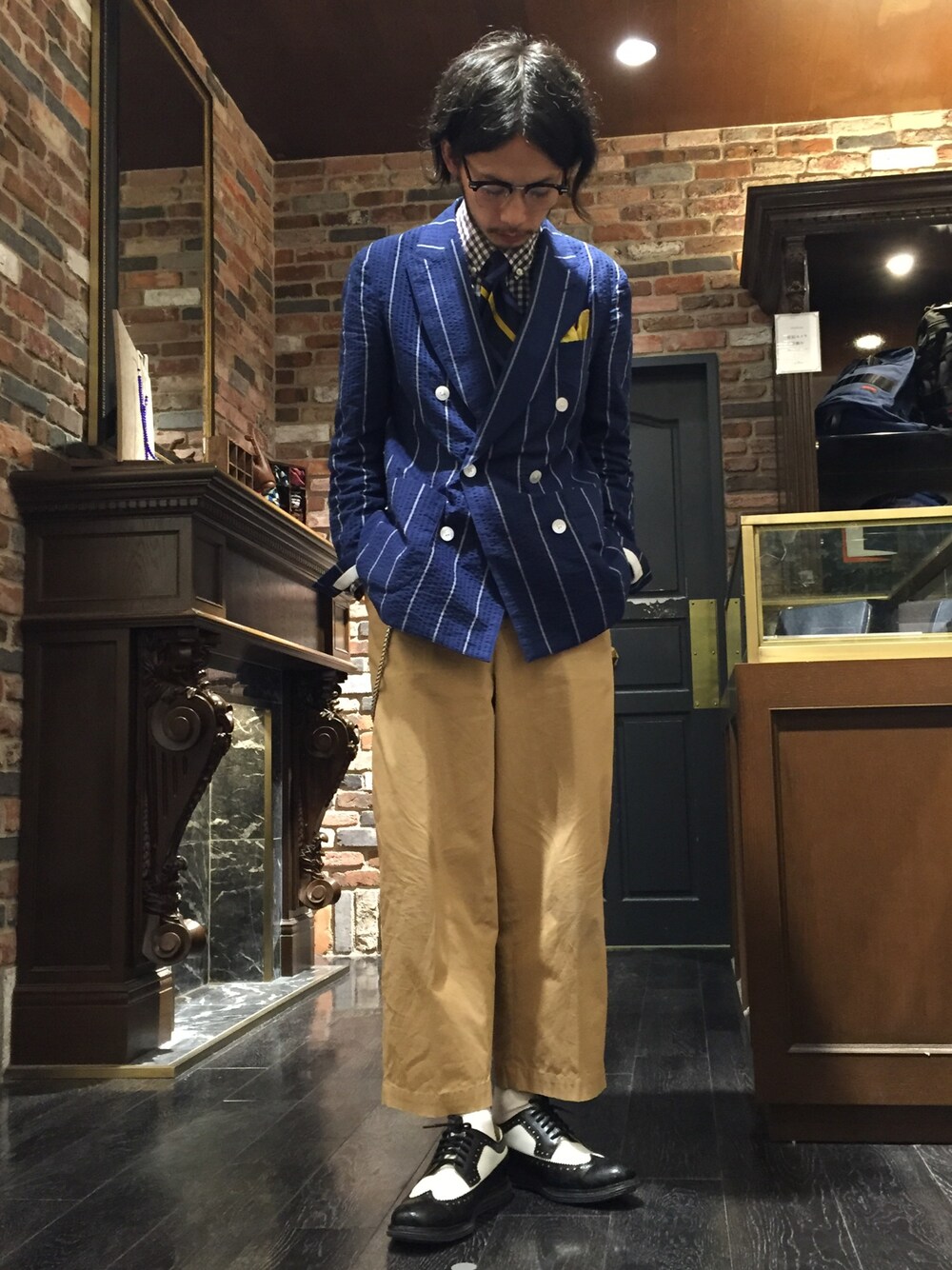 「ナノユニバース、nano・universe Library、LOST dessau、shuron、BROOKS BROTHERS、Andrea D'Amico、ROSTER SOX、COLE HAAN(COLE HAAN)、ワイドパンツ、白ソックス」｜「NANO universeのダブルブレストサッカーJK（テーラードジャケット、ブルー系）」を使った、窪田 孝之さん（メンズ・170cm）の夏コーディネートの1枚目の写真