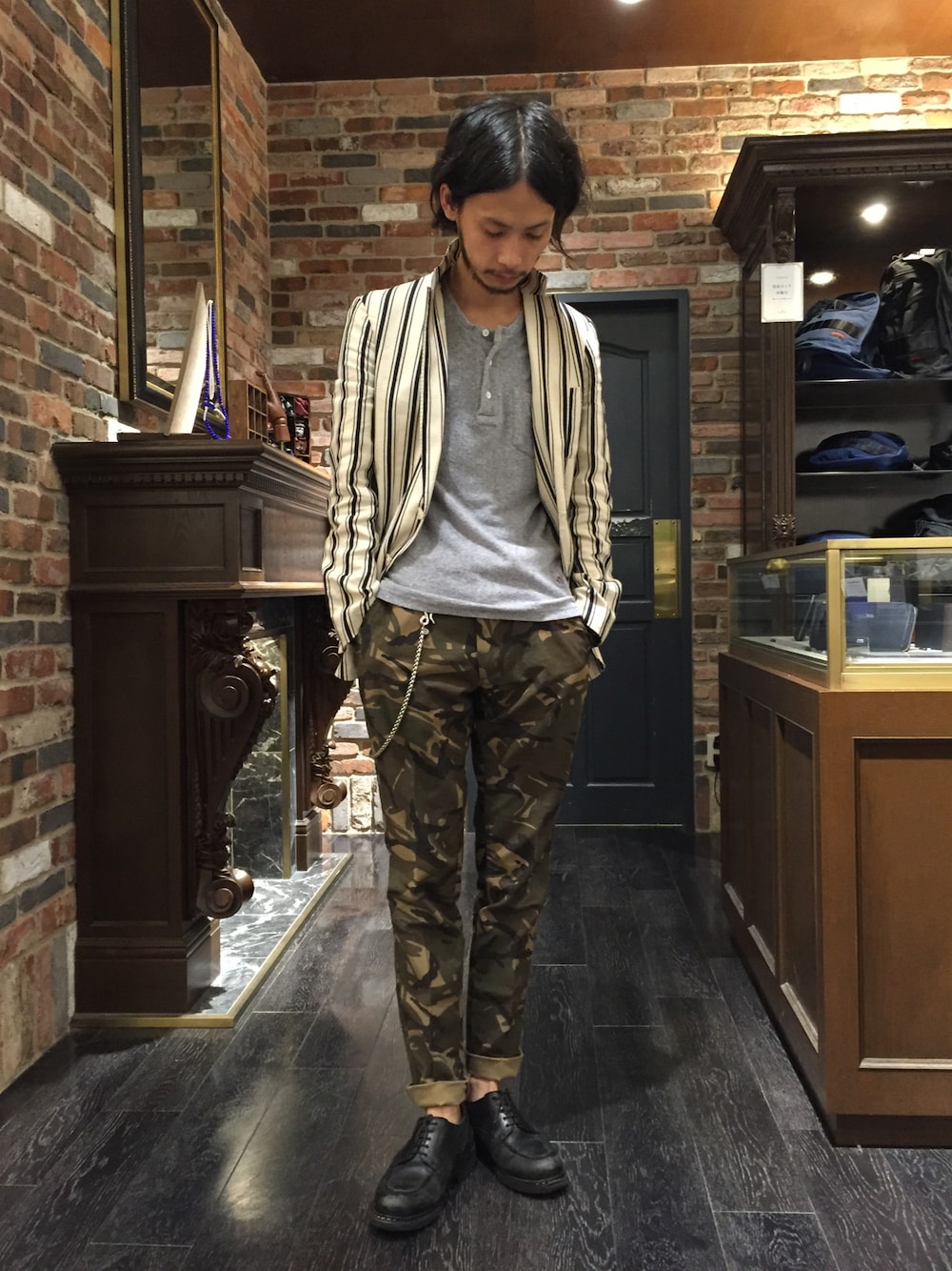 ブルー系のテーラードジャケット、その他のスラックス、ブラック系のドレスシューズを着用したメンズの夏コーディネートの1枚目の写真