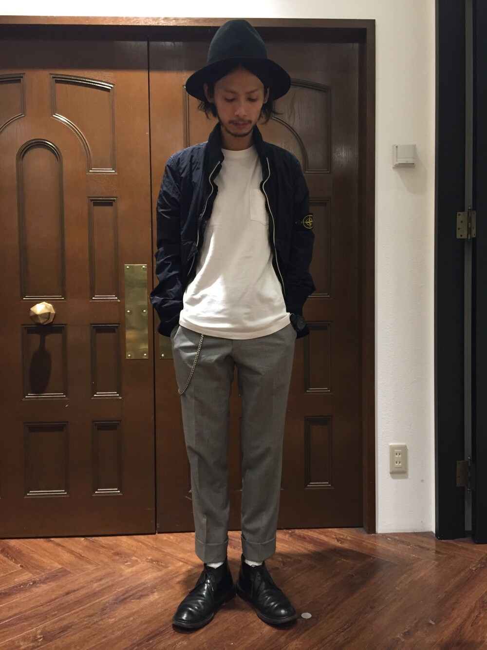 ブラック系のハットを着用したメンズの秋コーディネートの1枚目の写真