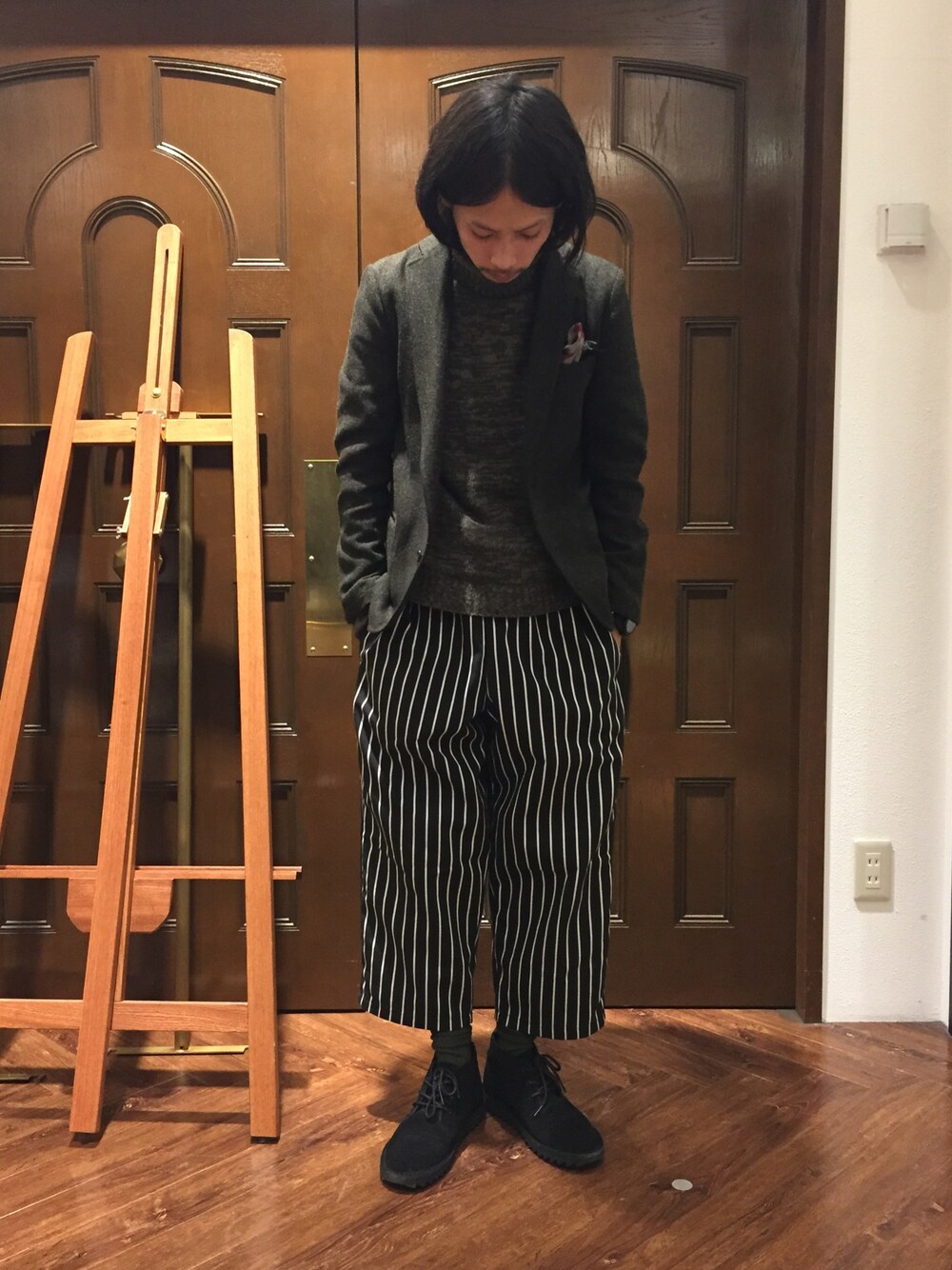 「ナノユニバース、ツイード、ワイドパンツ、タートルネック、デザートブーツ、カモフラ、ストライプパンツ、カーキ×黒、Red Kap、AIRWALK」｜「NANO universeのTWEED Senza Interlno JK（テーラードジャケット、グリーン系）」を使った、窪田 孝之さん（メンズ・170cm）の冬コーディネートの1枚目の写真
