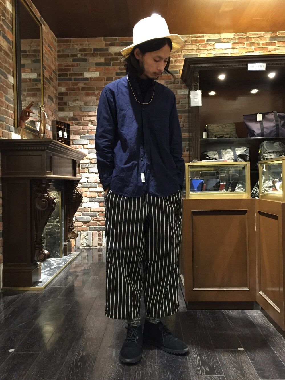 「ナノユニバース、バンドカラー、タートルネック、ワイドパンツ、ストライプパンツ、ツバ広ハット、Champion、Red Kap、mighty shine、BRU NA BOINNE」｜「NANO universeのMighty Shine(マイティシャイン)/Jones Wool Hat（ハット、ホワイト系）」を使った、窪田 孝之さん（メンズ・170cm）の冬コーディネートの1枚目の写真