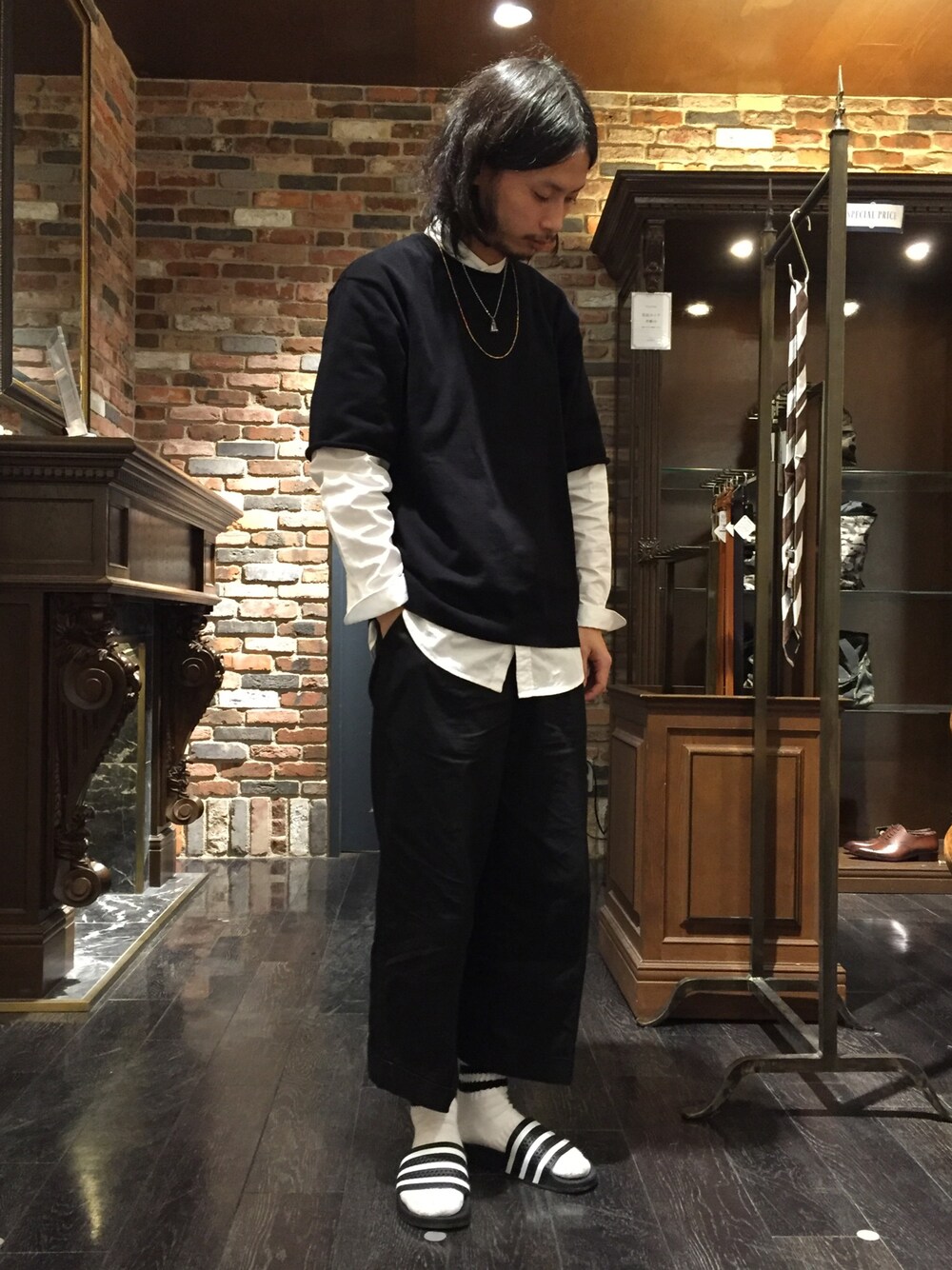 ブラック系のTシャツ/カットソー、ホワイト系のシャツ/ブラウス、ブラック系のチノパンツを着用したメンズの春コーディネートの1枚目の写真