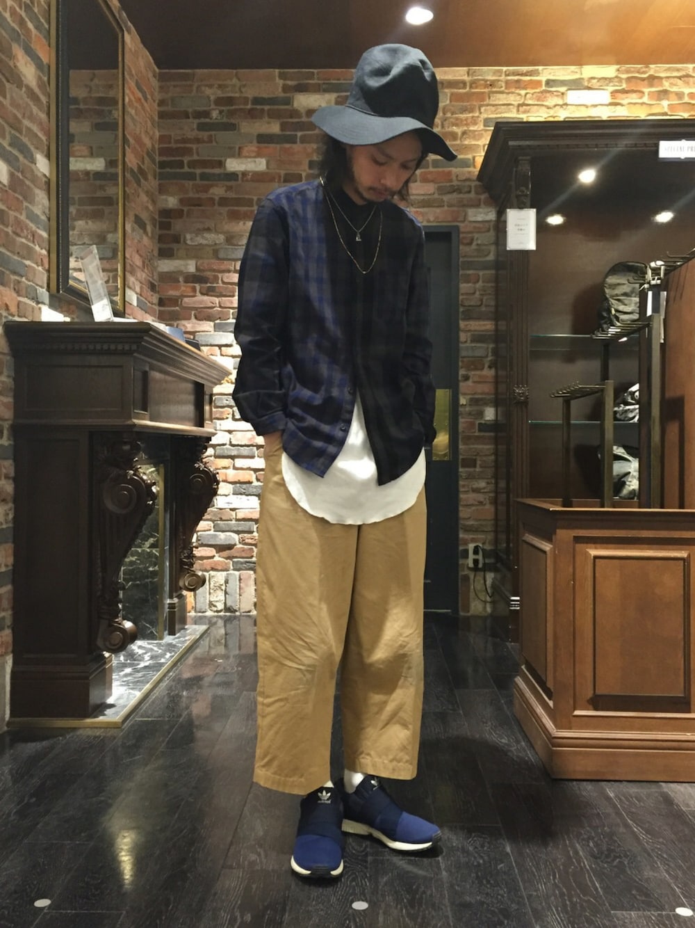 ブラック系のシャツ/ブラウス、ベージュ系のその他パンツ、ブルー系のスニーカーを着用したメンズの春コーディネートの1枚目の写真